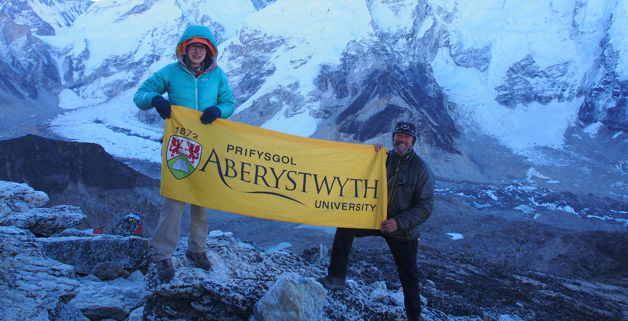 Dr Katie Miles a'r Athro Bryn Hubbard o Brifysgol Aberystwyth ar Everest.