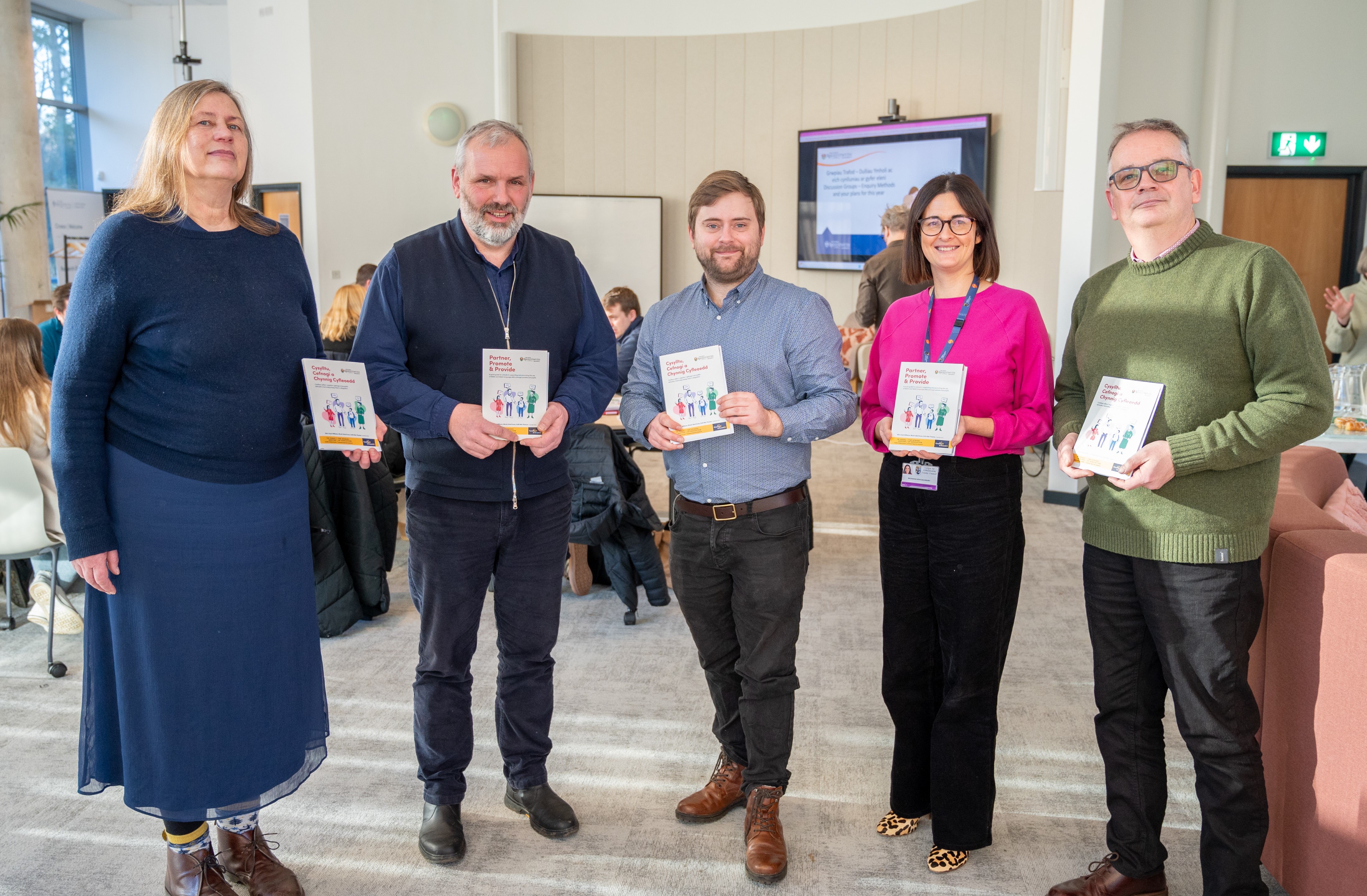 O'r chwith i'r dde: Susan Ferguson (Swyddog Effaith Ymchwil, Prifysgol Aberystwyth), Prysor Davies (Pennaeth Dros Dro yr Ysgol Addysg, Prifysgol Aberystwyth), Dr Rhodri Evans (Darlithydd Addysg, Prifysgol Aberystwyth), Rhiannon Salisbury (athrawes), Alwyn Ward (Cyngor Sir Ceredigion)