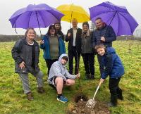 Disgyblion o Ysgol Rhydypennau yn plannu coeden yn y Gardd Hanes Byw, Prifysgol Aberystwyth