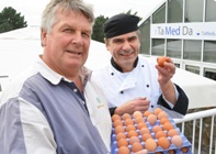 Tony Burgess (chwith) o Birchgrove Eggs a Adrian Smith, Prif-Gogydd ym Mhrifysgol Aberystwyth