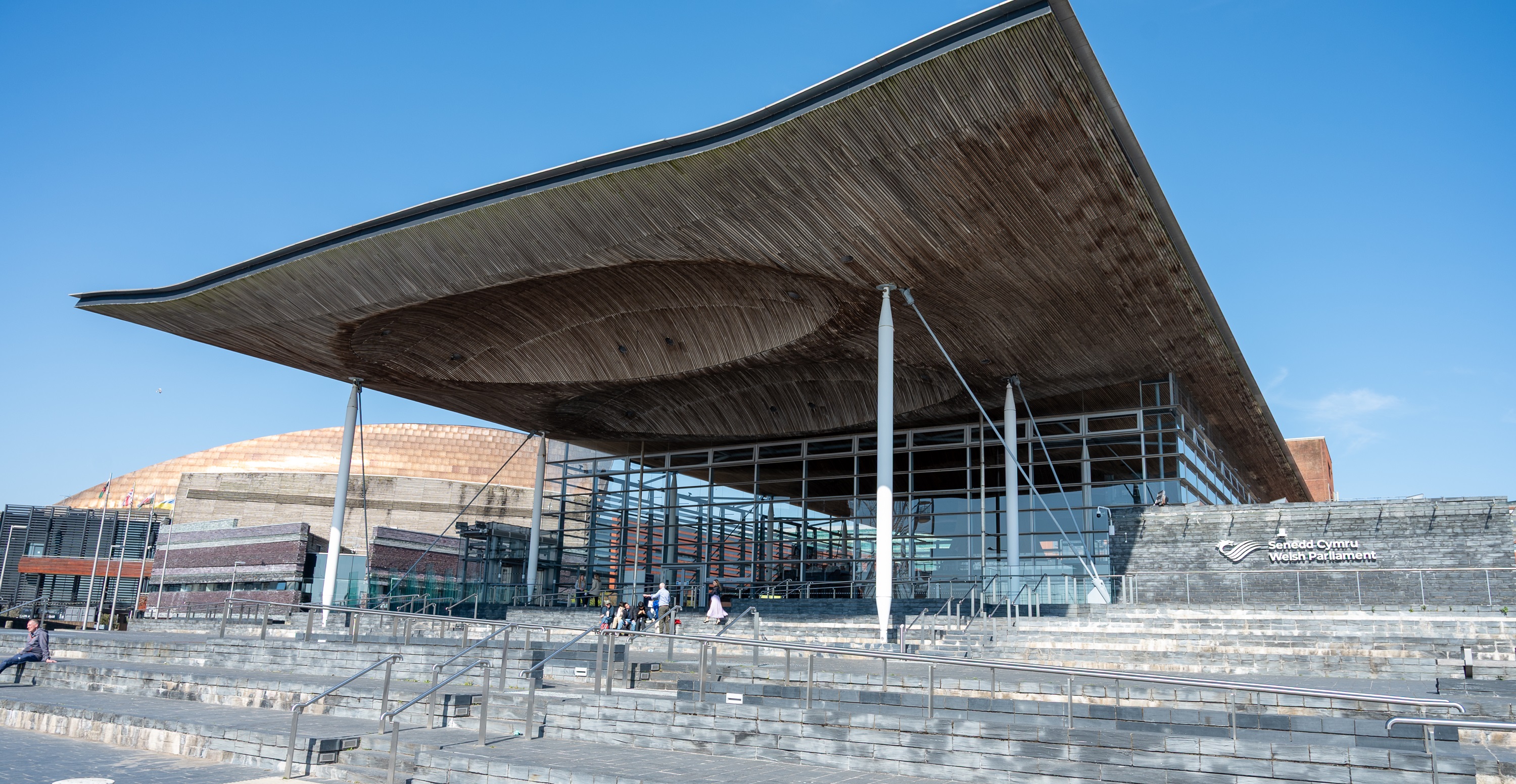 Y Senedd ym Mae Caerdydd.
