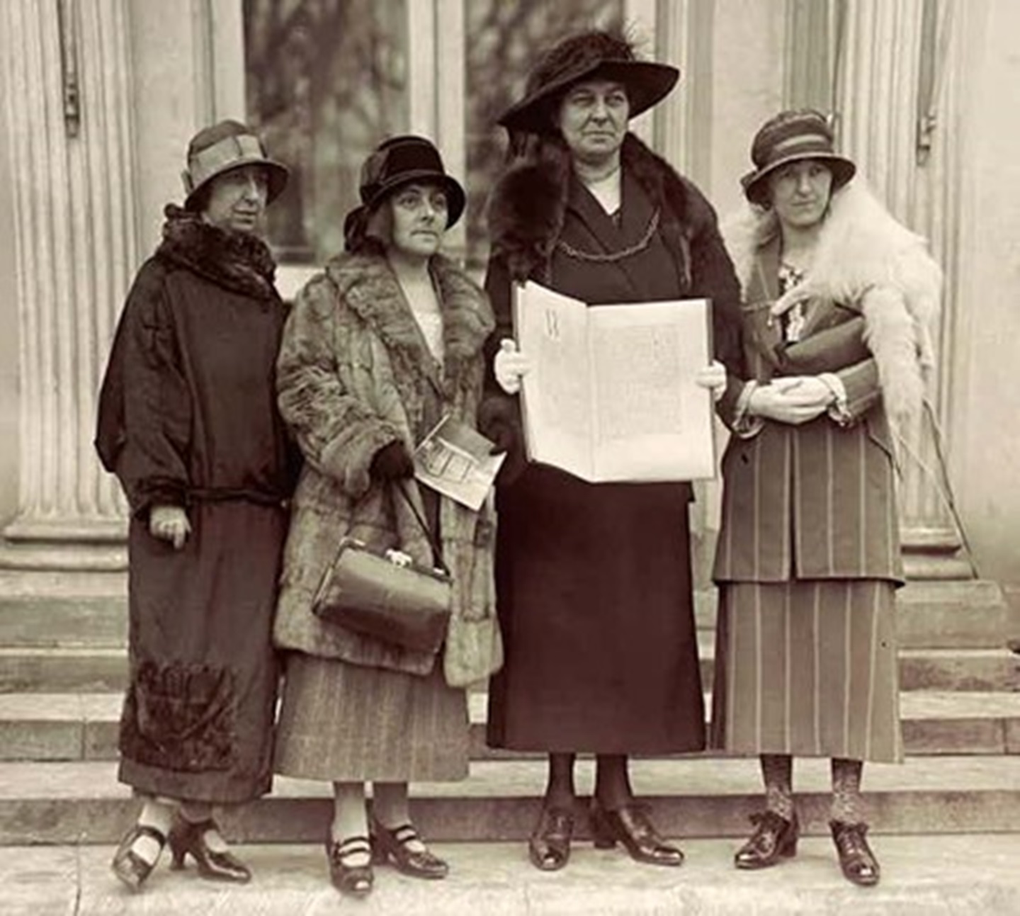 Annie Hughes Griffiths yn dal deiseb Menywod Cymru dros Heddwch yn y Tŷ Gwyn ar Chwefror 21 1924, ochr yn ochr â (chwith i’r dde) Gladys Thomas, Mary Ellis ac Elined Prys. WCIA/Archifau'r Deml Heddwch, Author provided (no reuse)