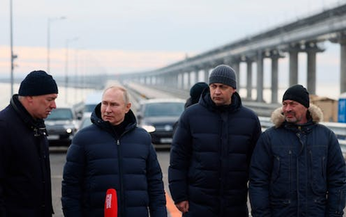 Arlywydd Rwsia, Vladimir Putin, yn ymweld â phont Kerch sy'n cysylltu Crimea â thir mawr Rwsia ar ôl i ymosodiad ei ddifrodi. AP/Alamy