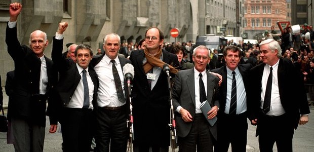 Y 'Birmingham Six' y tu allan i'r Old Bailey yn Llundain, 1991. O'r chwith i'r dde: John Walker, Paddy Hill, Hugh Callaghan, Chris Mullin MP, Richard McIlkenny, Gerry Hunter a William Power