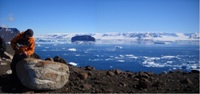 Alan Hill, cynorthwydd maes y British Antarctic Survey, yn casglu samplau o garreg fawr wenithfaen ar Ynys James Ross yn yr Antarctig.
