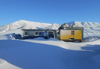 Yr Hen Arsyllfa ger Longyearbyen, Svalbard, lle bydd gwyddonwyr o Aberystwyth yn astudio’r clip haul. Credit: Prifysgol Aberystwyth / Nathalia Alzate