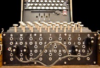 Llun gan Bob Lord - German Enigma Machine, llwythwyd i Wikipedia Saesneg ar 16. Chwe. 2005 gan en:User:Matt Crypto, CC BY-SA 3.0, https://commons.wikimedia.org/w/index.php?curid=258976