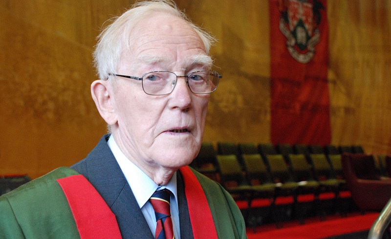 Yr Athro Ieuan Gwynedd Jones (1920-2018). Cafodd ei urddo'n Gymrawd Prifysgol Aberystwyth yn 2010.