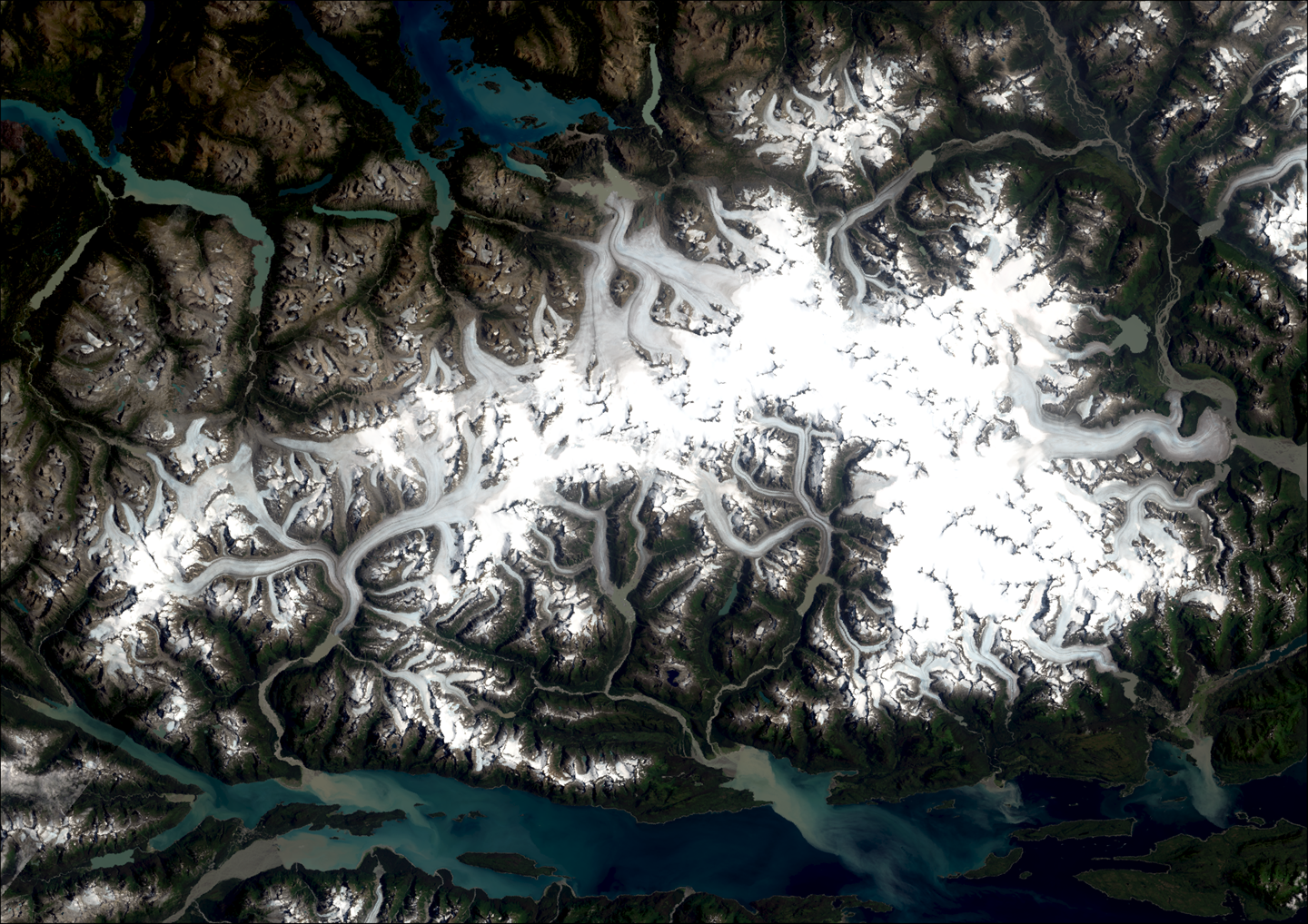 Delwedd Loeren o Faes Iâ Juneau Credyd: Delweddau Landsat drwy law Canolfan Hedfan Gofod NASA Goddard ac Arolwg Daearegol yr Unol Daleithiau
