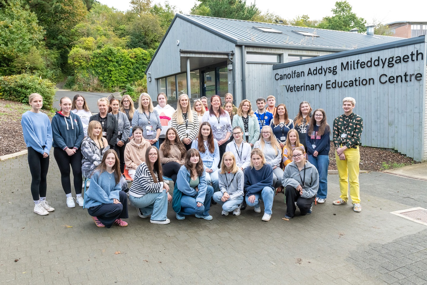 Y garfan gyntaf o fyfyrwyr nyrsio milfeddygol yn Ysgol Gwyddor Filfeddygol Prifysgol Aberystwyth