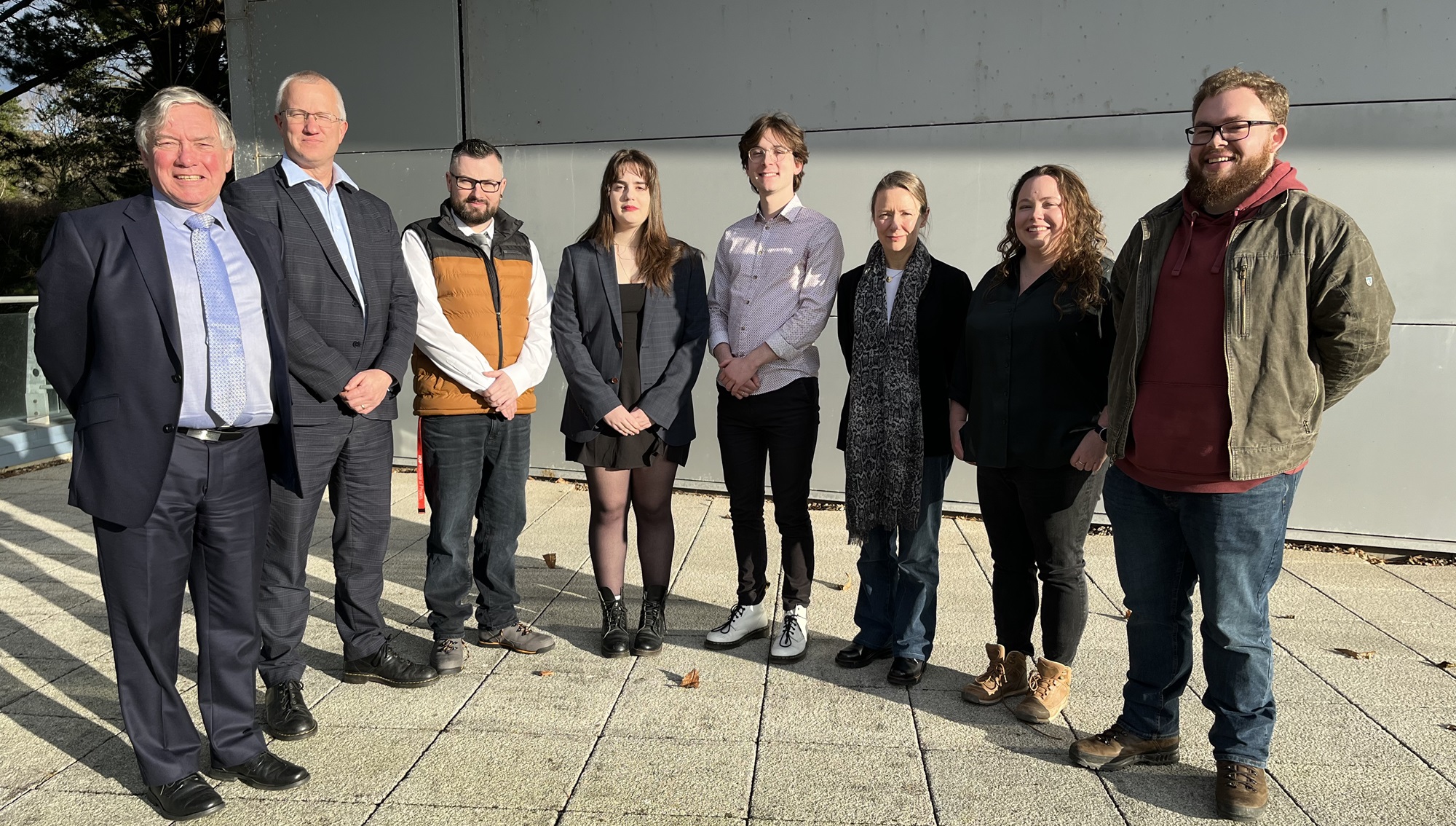 O’r chwith i’r dde: Charles Robertson (mab Ann Robertson), Yr Athro Jon Timmis (Is-Ganghellor, Prifysgol Aberystwyth), David Skelton (enillydd ysgoloriaeth), Ellen Ziu (enillydd ysgoloriaeth), Trenten Roberts (enillydd ysgoloriaeth), Maggie Robertson (merch Ann Robertson), Fiona Robertson (wyres Ann Robertson) a Michael Robertson (ŵyr Ann Robertson) 