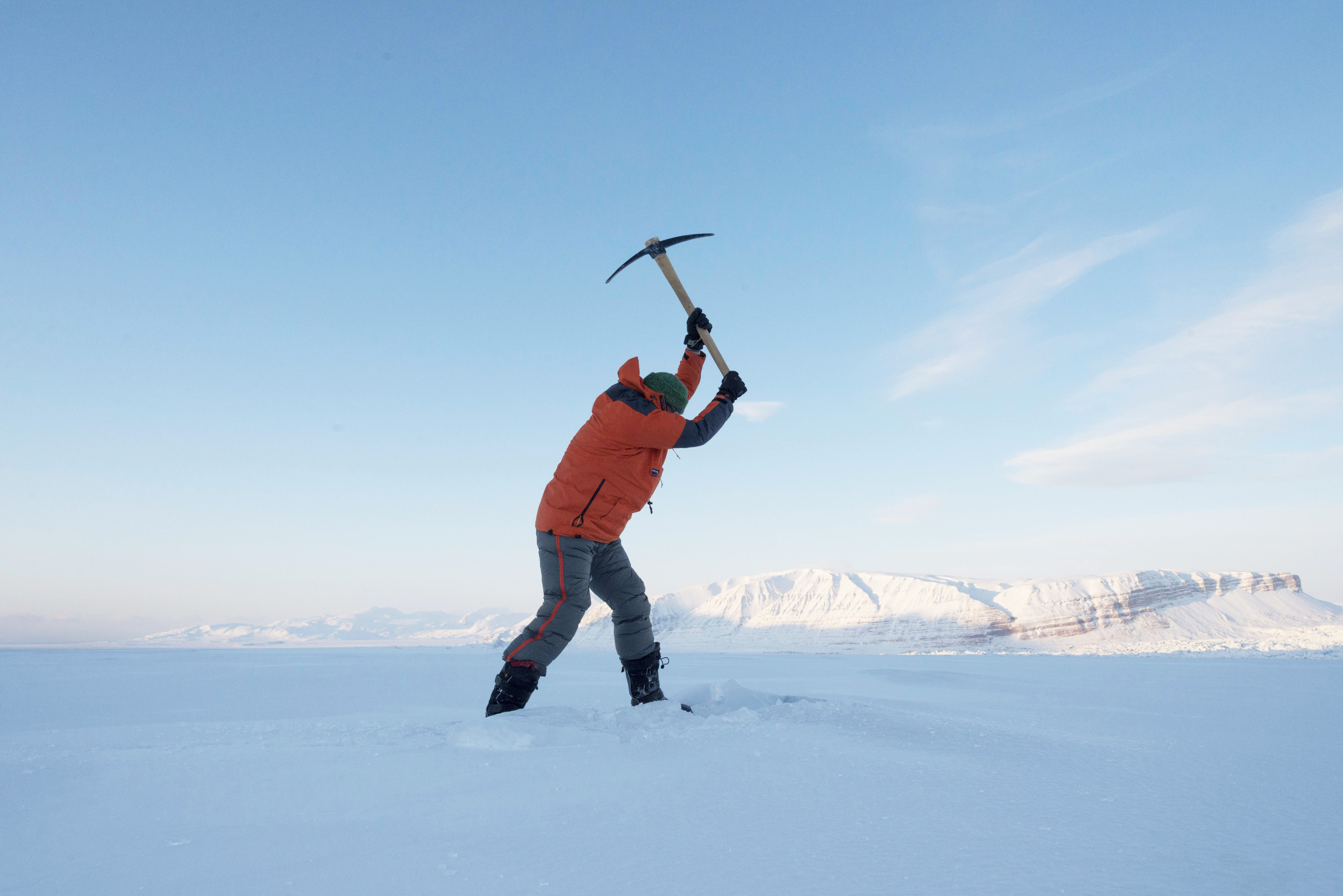 Ymchwilydd Prifysgol Aberystwyth Dr Arwyn Edwards yn Svalbard Credyd: Dr Iain Rudkin, British Antarctic Survey