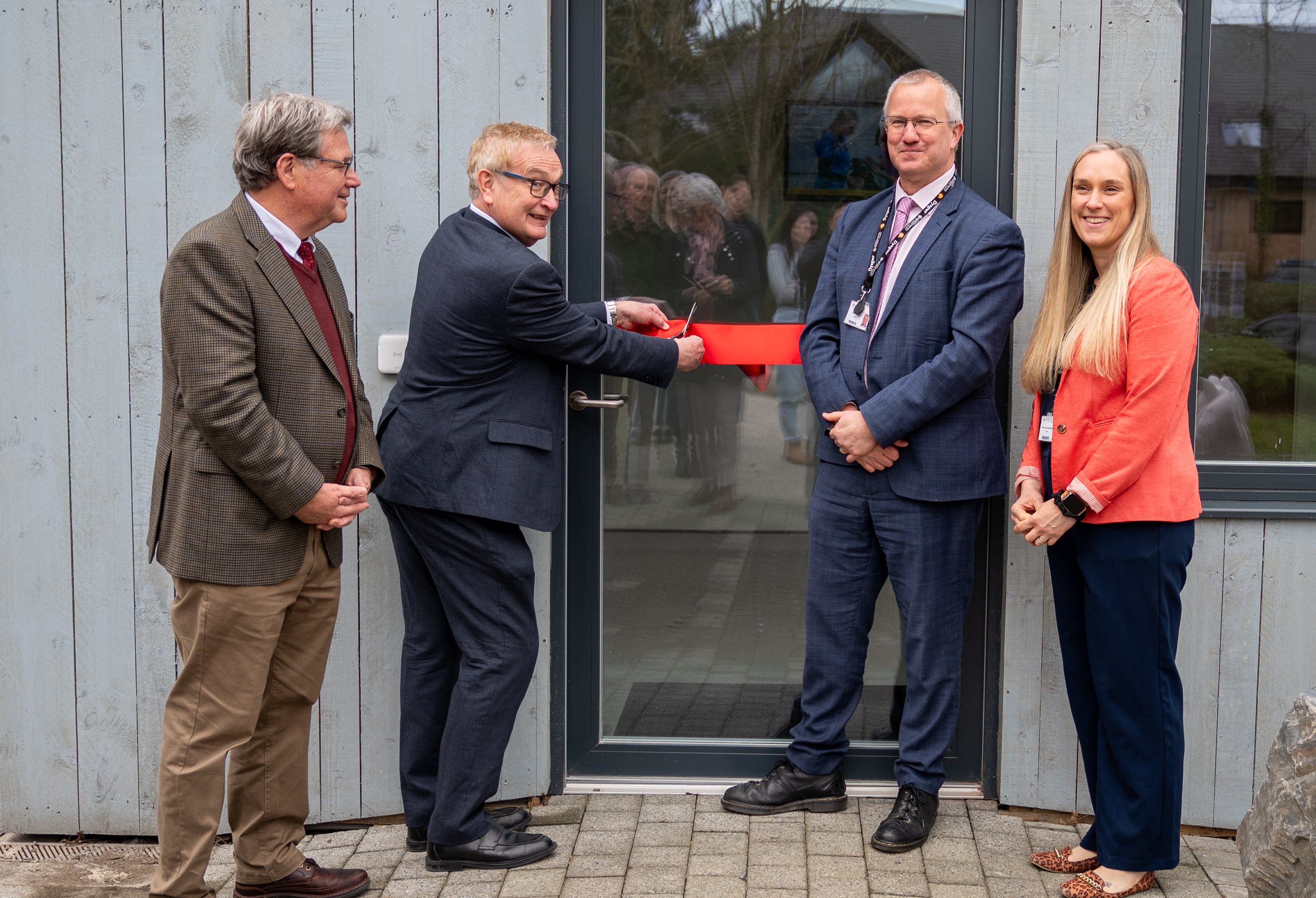 Agoriad swyddogol y ffug-glinig milfeddygol newydd yn Ysgol Gwyddor Filfeddygol Prifysgol Aberystwyth. O'r chwith i'r dde: Yr Athro Darrell Abernethy, Pennaeth yr Ysgol; Graham Colley; Yr Athro Jon Timmis, Is-Ganghellor; a Emma Anscombe-Skirrow, Uwch Ddarlithydd mewn Nyrsio Milfeddygol.