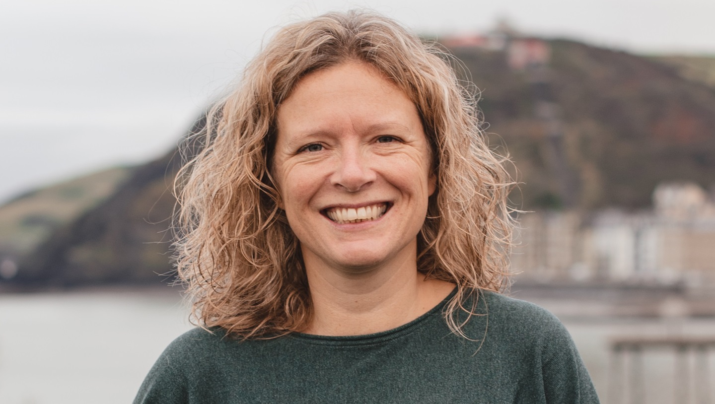 Dr Anwen Elias, cyd-gyfarwyddwr WISERD ym Mhrifysgol Aberystwyth