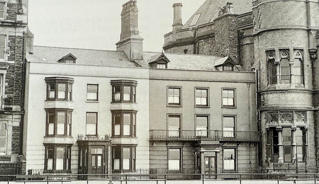 Y ddwy fila Sioraidd ddechrau’r 1920au, pan ddaethant yn rhan o ystâd y Brifysgol.