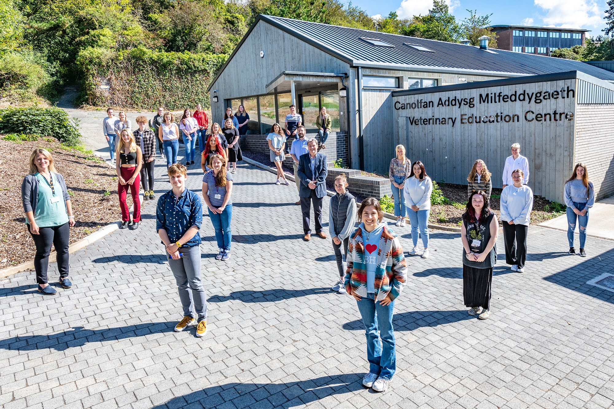 Dechreuodd y myfyrwyr cyntaf yng Nghanolfan Addysg Milfeddygaeth  Prifysgol Aberystwyth ym mis Medi 2021.