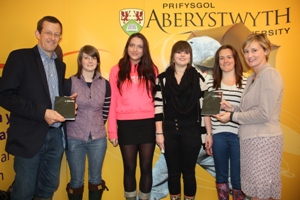 (from left to right: Dr Bleddyn Huws, Gwenno Edwards, Ffraid Gwenllian, Elin Haf Gruffydd, Llinos Jones and Efa Gruffudd Jones.)