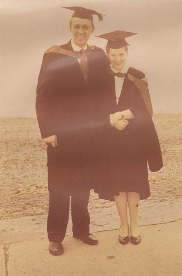 John ac Annabel yn seremoni raddio Annabel yn Aber, 1960. Roedd John yn gweithredu fel marsial yn y seremoni yn hen Neuadd y Brenin.