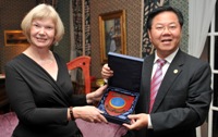Professor April McMahon receives a plaque from Professor Zhu Chongshi, President of Xiamen University at the reception hosted by Professor McMahon at Y Plas.