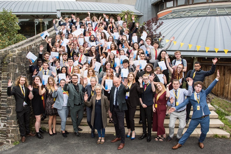 Students from the 2018 Aberystwyth Summer University celebrate with their certificates which were presented this year by Sue Jones-Davies – actor, local councillor and Honorary Fellow of the University