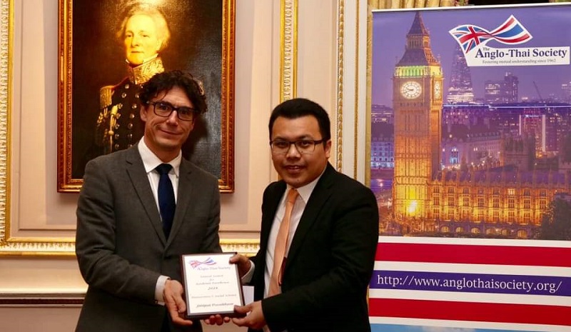 Dr Jittipat Poonkham (right) with Mr Jason Gregory, Director of International Qualifications, Pearson Education