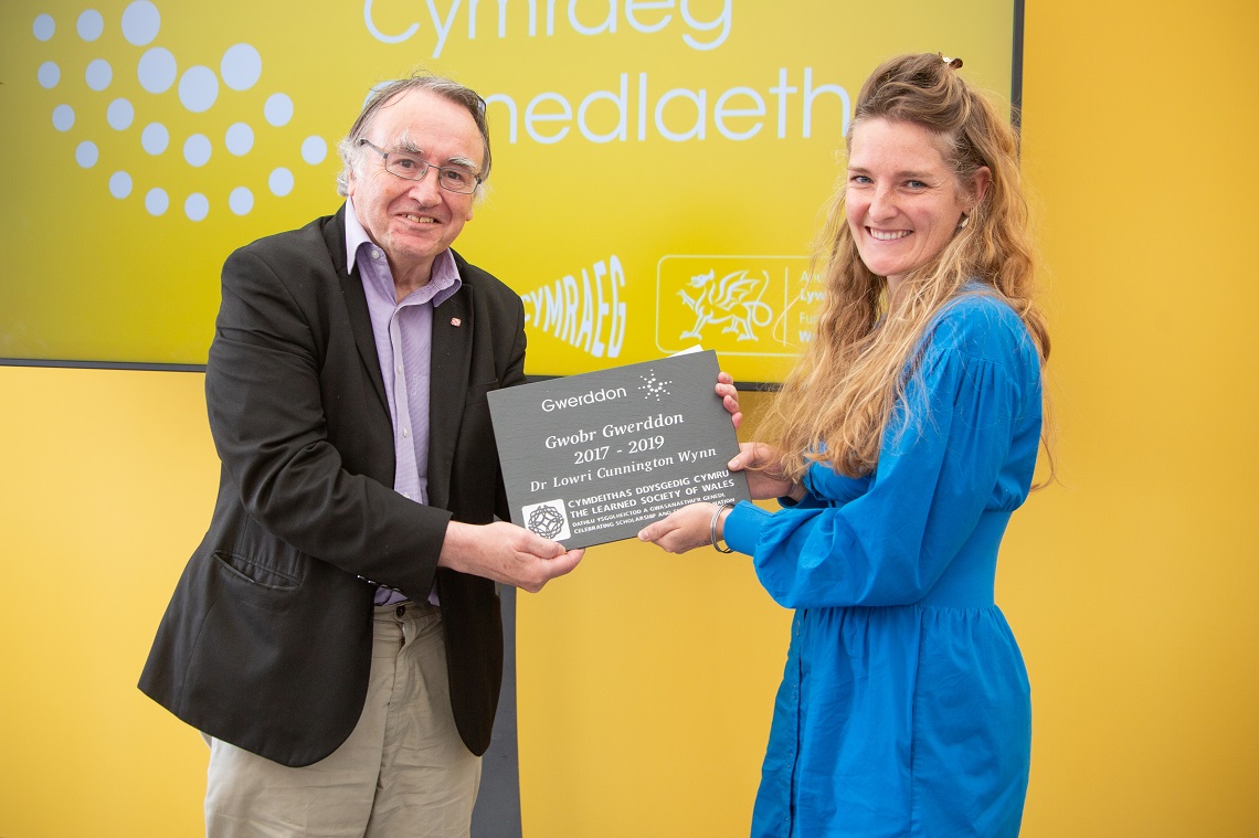 Dr Lowri Cunnington Wynn from the Department of Law and Criminology at Aberystwyth University receiving the Gwerddon prize