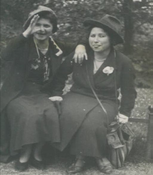 Ernie Hunter's mother Fanny Höchstetter and aunt Bertl, 1933. Credit: Ernie Hunter